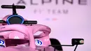 Tim Alpine meluncurkan mobil balap Formula 1 terbarunya Alpine A522 menjelang Musim 2022 di Palais de Tokyo, Paris, Prancis, Senin (21/2/2022). Pada F1 2022, mobil A522 itu tersebut akan dikemudikan Fernando Alonso dan Esteban Ocon. (FRANCK FIFE / AFP)