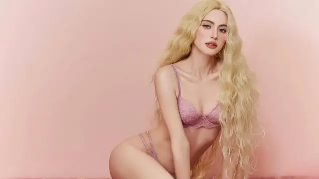 Davika Hoorne tampil dengan rambut pirang bak Rapunzel. [@davikah]