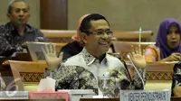 Menteri Perindustrian Saleh Husin (kanan) saat mengikuti Rapat Kerja dengan Komisi VI DPR RI, Senayan, Jakarta, Selasa (19/4). Rapat membahas Realisasi Anggaran 2016 pada Triwulan I dan Progres pelaksanaan Anggaran 2016. (Liputan6.com/JohanTallo)