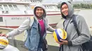 Pevoli pantai Indonesia, Ade Candra, bersama pelatihnya, Koko Prasetyo (kiri), santai di tepi Sungai Danube, Austria, Kamis (27/7/2017). Tim voli pantai Indonesia akan mengikuti Kejuaraan Dunia di Wina. (Bola.com/Reza Khomaini)