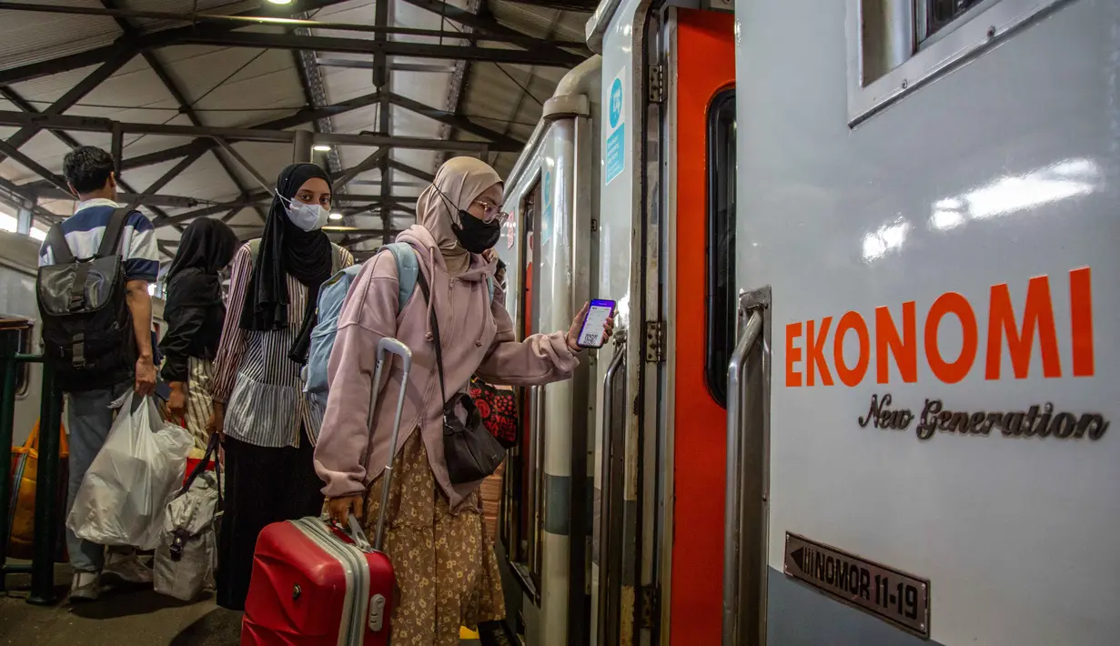 Para penumpang menaiki kereta api di stasiun kereta api Lempuyangan, Yogyakarta pada 14 Maret 2026. Sepekan jelang Hari Raya Idul Fitri 1447 Hijriah, kepadatan arus mudik mulai terasa di Stasiun Lempuyangan, Kota Yogyakarta. (DEVI RAHMAN/AFP)