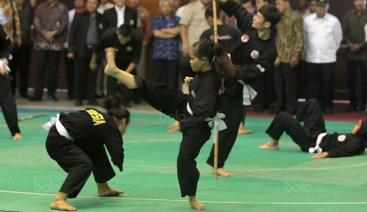 Para atlet Silat beraksi saat kedatangan Wakil Presiden RI, Jusuf Kalla di Padepokan Silat, Taman Mini Indonesia Indah, Jakarta Timur, (03/10/2017).  Kunjungan ini untuk memantau persiapan jelang Asian Games 2018. (Bola.com/Nicklas Hanoatubun)