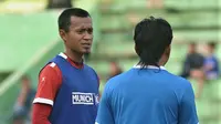 Sunarto (kiri) belum mendapat kesempatan bermain di Arema pada musim ini. (Bola.com/Iwan Setiawan)