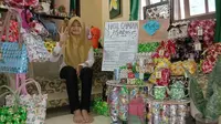 Siswi SMP Surabaya Estetia Mustika Shani mengolah sampah sachet jadi barang bernilai ekonomis. (Foto: Dok Istimewa)