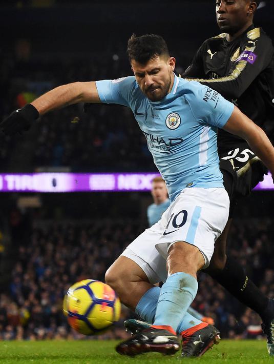 8. Sergio Aguero (Puma ONE 18.1) - Menggunakan produk baru asal Jerman, Puma, 4 gol kontra Leicester City membuat Aguero semakin ditakuti oleh bek lawan. (AFP/Paul Ellis)