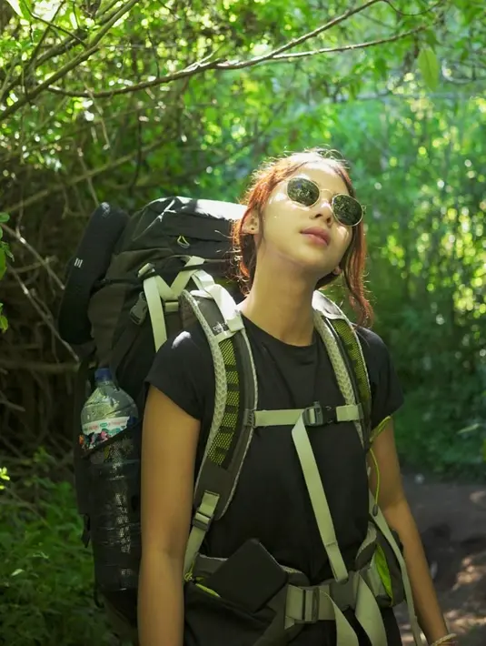 Olahraga naik gunung mungkin untuk sesekali diminati oleh selebriti. Namun tidak bagi Adinda Thomas yang bisa dikatakan sering. Karena ia pun juga sering mengunggahnya dalam media sosial. (Liputan6.com/IG/@adindathomas)