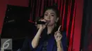 Celine Evangelista membawakan singel terbarunya 'Bertahanlah Cinta', Kemang, Jakarta, Rabu (7/9). Celine mengaku lagu tersebut merupakan curahan hatinya yang dituangkan lewat lagu. (Liputan6.com/Herman Zakharia)