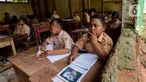 Murid SDN Samudrajaya 04 mengikuti proses belajar mengajar di Ruang Kelas 5, Desa Samudrajaya, Kecamatan Tarumajaya, Kabupaten Bekasi, Jawa Barat, Selasa (21/1/2020). Murid SDN Samudrajaya 04 terpaksa belajar di gedung sekolah yang rusak sejak tahun 2014. (merdeka.com/Imam Buhori)