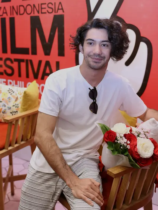 Saat ibu atau keluarga besarnya yang beragama nasrani merayakan hari besarnya, Reza juga datang untuk ikut merayakan. Itulah salah satu keindahan dalam perbedaan keyakinan di keluarga Reza. (Daniel Kampua/Bintang.com)