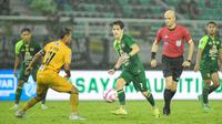 Pemain Persebaya Surabaya, Francisco Rivera, mengumpan bola membelah pertahanan Semen Padang pada pekan 32 BRI Liga 1 2024/2025 di Stadion Gelora Bung Tomo, Minggu (11/5/2025) malam WIB. (Bola.com/Aditya Wany)