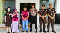 Dua tersangka korupsi pupuk bersubsidi di Kabupaten Siak sebelum ditahan oleh jaksa. (Liputan6.com/M Syukur)