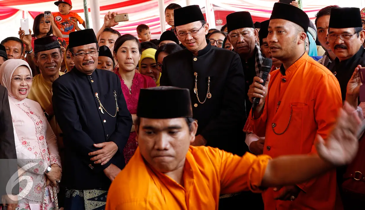 Gubernur DKI Jakarta Basuki Tjahaja Purnama disambut tradisi Palang Pintu Betawi saat tiba di Lapangan Banteng menghadiri acara Lebaran Betawi, Jakarta, Minggu (23/8/2015). (Liputan6.com/Yoppy Renato)