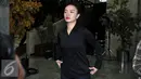 Pedangdut Zaskia Gotik menghadiri Talk Show Tv Parlemen di Lobi Nusantara IV Parlemen, Jakarta, Kamis (31/3). Koordinator Wartawan Parlemen kecam Pelecehan Lambang Negara yang dilakukan Zaskia Gotik di sebuah acara televisi. (Liputan6.com/Johan Tallo)