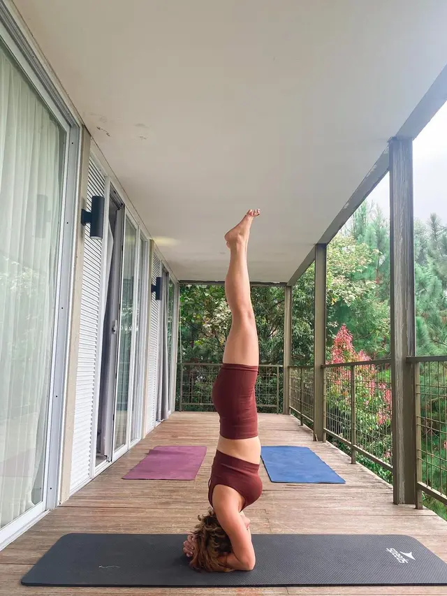 Selvi Kitty melakukan headstand (https://www.instagram.com/p/CQhlShNJhzj/?utm_medium=copy_link)