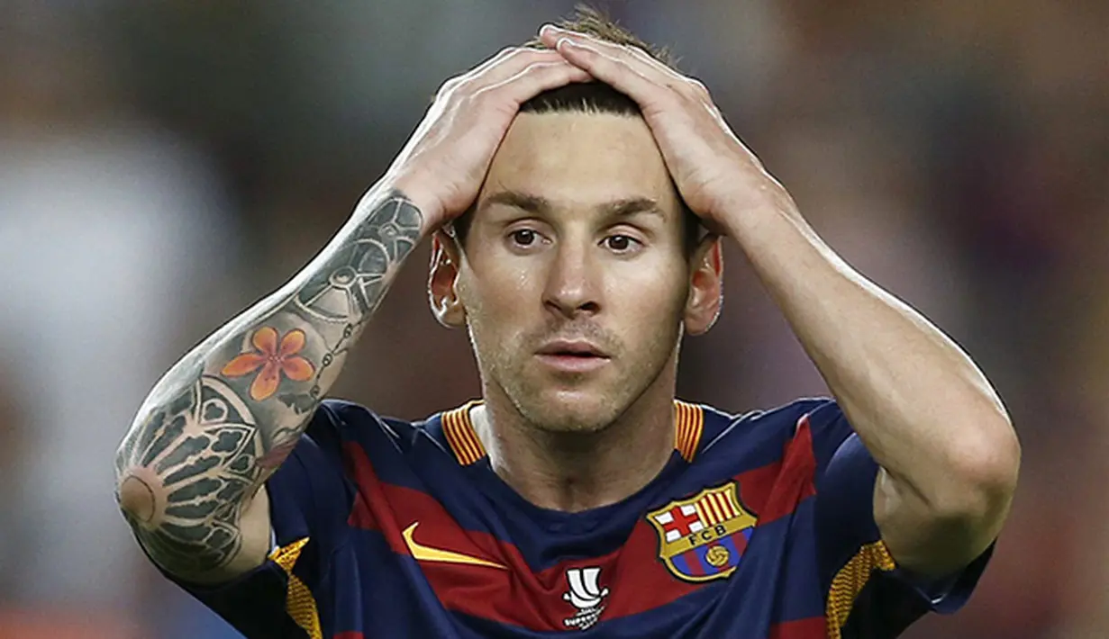 Bintang Barcelona, Lionel Messi kecewa usai gagal meraih kemenangan melawan Athletic Bilbao pada laga Piala Super Spanyol di Stadion Camp Nou, Spanyol, Senin (17/8/2015).Bilbao berhasil juara melalui agregat gol 5-1. (EPA/Alejandro Garcia)