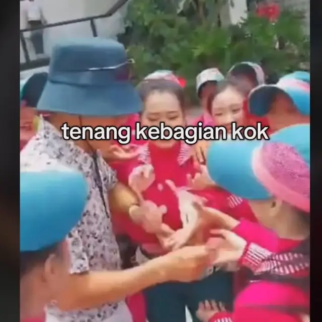 Dikerubungi Ibu-Ibu Usai Main Golf, Shin Tae-yong Bagi-Bagi Duit