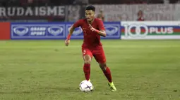 Bek Timnas Indonesia, Alfath Faathier, menggiring bola saat melawan Timor Leste pada laga Piala AFF 2018 di SUGBK, Jakarta, Selasa (13/11). Indonesia menang 3-1 atas Timor Leste. (Bola.com/Yoppy Renato)