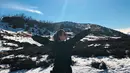 Mantan kekasih Kevin Julio ini Juni silam mengunjungi Negeri Kangguru. Ada beberapa destinasi yang ia pilih untuk melepas penat, salah satunya di Perisher Valley. Ia pun menikmati pemandangan salju di tengah terik matahari. (Liputan6.com/IG/sahilahisyam)