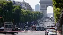 Aparat kepolisian Prancis mengevakuasi jalan Champs Elysees di Paris, Senin (19/6). Seorang pria yang dilengkapi senjata sengaja menabrakkan kendaraannya ke van milik polisi dan kemudian tewas di jalanan ikonik itu. (AP Photo/Matthieu Alexandre)