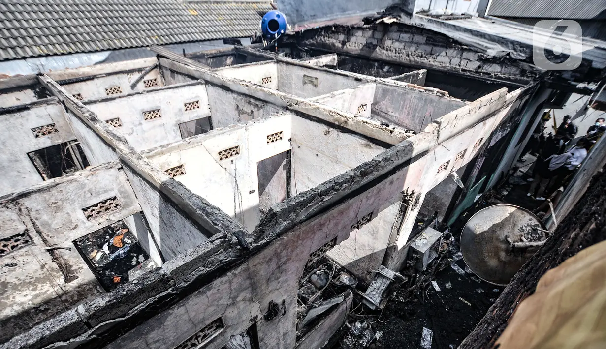 Kondisi rumah kontrakan pasca dilalap si jago merah di Jalan Pisangan Baru III, RT 006/010, Matraman, Jakarta, Kamis (25/3/2021). Kebakaran yang diduga terjadi karena korsleting listrik tersebut menghanguskan 5 rumah kontrakan. (merdeka.com/Iqbal S. Nugroho)
