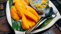 Mango sticky rice atau ketan mangga merupakan salah satu makanan tradisional dari negara Thailand, bukan hanya ketan mangga saja yang menjadi makanan tradisional Thailand yang ikonik (Unsplash/Markus Winkler).
