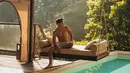 <p>Richard Kyle memamerkan body goals-nya sambil berpose shirtless dalam photoshoot di sebuah villa mewah yang ada di Bali. (FOTO: instagram.com/claus_schmidtt/)</p>