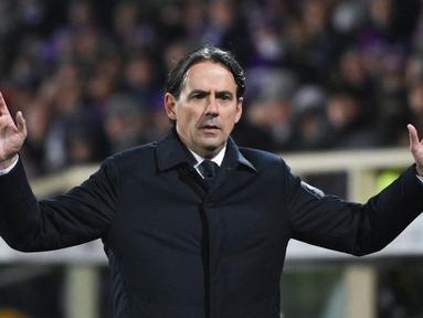 Inter Milan babak belur dihajar Fiorentina pada laga tunda pekan ke-14 Liga Italia 2024-2025, Jumat (7/2/2025) dini hari WIB. Bermain di Stadion Artemio Franchi, skuad asuhan Simone Inzaghi tumbang tiga gol tanpa balas dari tim tuan rumah. (AFP/Alberto Pizzoli)
