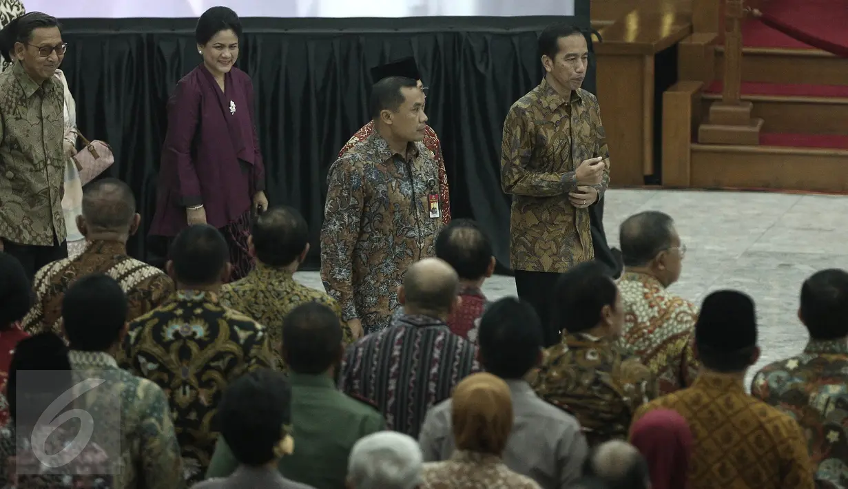 Presiden Joko Widodo bersama Ibu Negara Iriana hadiri peringatan lahirnya Pancasila di Gedung Merdeka, Bandung, Jawa Barat, (1/6/2016). Jokowi  mengenakan kemeja batik lengan panjang dan langsung menempati kursi paling depan. (Liputan6.com/Faizal Fanani)