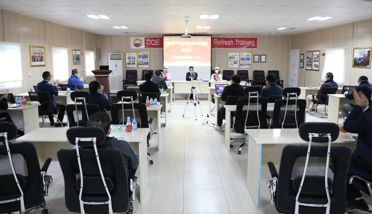 Anggota tim pakar medis China mengunjungi sebuah perusahaan China dan memandu pelaksanaan upaya antiepidemi di Erbil, Irak, Selasa (31/3/2020). Sejak 7 Maret lalu, tujuh pakar medis China bekerja sama dengan tenaga ahli lokal di Irak untuk memerangi epidemi virus corona COVID-19. (Xinhua)