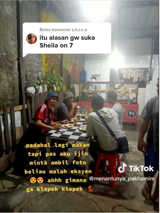 6 Potret Duta Sheila On 7 Makan di Warteg, Tampil Santai Pakai Jersey Bola