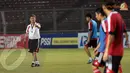 Pelatih Cina Fu Bo memimpin langsung sesi latihan yang digelar sejak pukul 18 30 WIB di Stadion GBK Jakarta pada Senin (14/10/13) (Liputan6.com/ Helmi Fithriansyah)