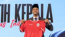 Pelatih kepala baru Timnas Indonesia, Patrick Kluivert berpose dengan memegang jersey dan memakai peci setelah sesi konferensi pers yang berlangsung di Hotel Mulia, Senayan, Jakarta, Minggu (12/01/2025). (Bola.com/Bagaskara Lazuardi)