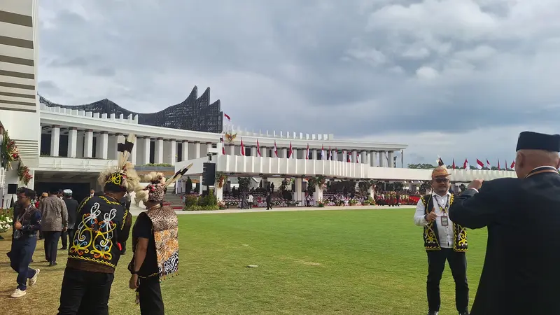 Momen para tamu undangan berfoto di Istana Negara Ibu Kota Nusantara (IKN).