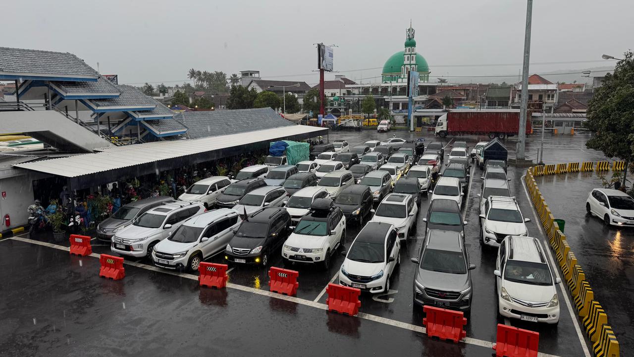 Antrean kendaraan yang hendak menyebrang ke Bali di Pelabuhan Ketapang Banyuwangi (Istimewa)