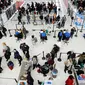 Wisatawan mengantre untuk melewati pos pemeriksaan keamanan di Bandara Internasional John F. Kennedy, New York, Rabu (21/11). Masyarakat Amerika mulai bergegas pulang ke kampung halamannya alias mudik untuk merayakan Thanksgiving Day. (AP/Mark Lennihan)