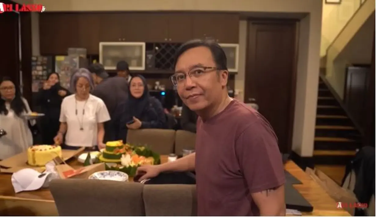 Ari Lasso mengaku sangat bersyukur karena bisa merayakan ulang tahun di rumah setelah dua tahun merayakan di rumah sakit. Sebagai ungkapan rasa syukur, musisi kelahiran Madiun, Jawa Timur, itu membagi kebahagiaannya dengan menggalang donasi untuk pasien kanker yang membutuhkan. (Liputan6.com/YouTube/ARI LASSO TV)