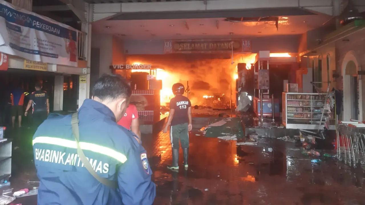 Proses pemadaman kobaran api oleh tim pemadam kebakaran Kabupaten Situbondo (Istimewa)