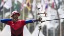 Pemanah putra Indonesia, Riau Ega, saat berlaga pada nomor recurve men's individual Asian Games di Lapangan Panahan, Senayan, Jakarta, Selasa (28/8/2018). Riau Ega mendapat medali perunggu. (Bola.com/Vitalis Yogi Trisna)
