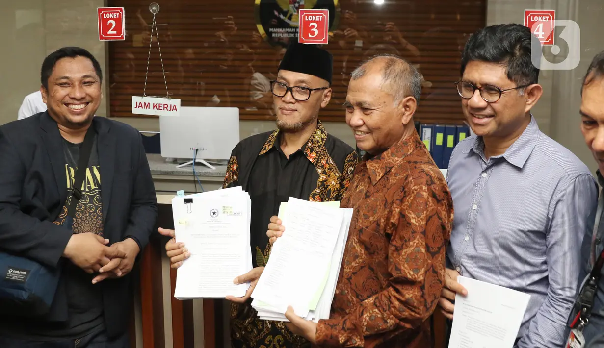 Pimpinan KPK periode 2015–2019, Agus Rahardjo (kedua kanan) dan Laode M Syarif bersama Koalisi Masyarakat Sipil Antikorupsi usai mendaftarkan pengajuan judicial review UU Nomor 19 Tahun 2019 tentang KPK di Gedung Mahkamah Konstitusi, Jakarta, Rabu (20/11/2019). (Liputan6.com/Helmi Fithriansyah)