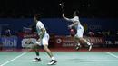 Ganda putra Indonesia, Fajar Alfian/Muhammad Rian Ardianto, mengembalikan kok saat melawan ganda China, Huang Kai Xiang/Liu Cheng, pada Indonesia Open 2019 di Istora Senayan, Rabu (17/7). Fajar/Rian menang 18-21, 21-14, 21-16. (Bola.com/Yoppy Renato)