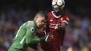 Kaki dari penyerang Liverpool, Sadio Mane, mendarat di wajah kiper Manchester City, Ederson Moraes, pada laga Premier League di Stadion Ettihad, Manchester, Sabtu (9/9/2017). Akibat insiden ini Ederson mengalami luka parah. (AFP/Oli Scarff)