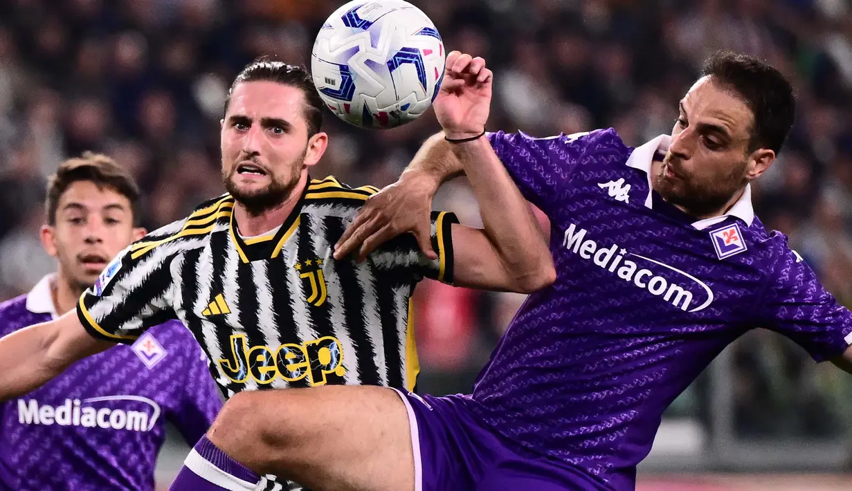 Duel antara Juventus melawan Fiorentina berlangsung sengit. (Marco BERTORELLO/AFP)