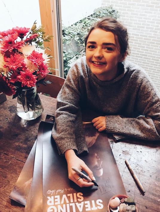 Tak hanya cocok dengan busana berwarna cerah, Maisie juga terlihat imut dengan sweater ukuran besar berwarna abu-abu ini. (Liputan6.com/Instagram/@maisie_williams)