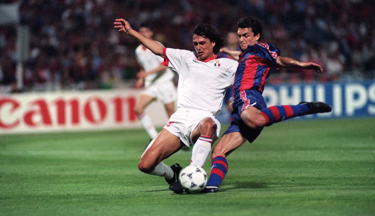 Bek AC Milan, Paolo Maldini berusaha merebut bola pemain Barcelona Miguel Angel Nadal di final Piala Champions di Olimpiade Athena 18 Mei 1994. Maldini mendapatkan peran Direktur Strategi dan Pengembangan Keolahragaan di Milan. (AFP Photo/Mladen Antonov)