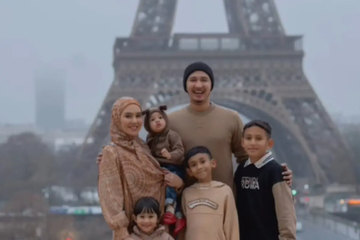 Potret liburan keluarga Kartika Putri di Paris. [Foto: Instagram/kartikaputriworld]