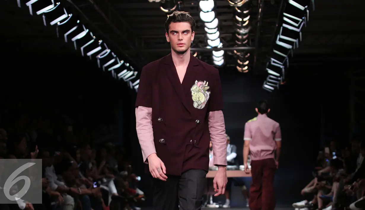 Model mengenakan busana karya Danjyo Hiyojo dalam ajang Men Fashion Week 2015 di Plaza Indonesia, Jakarta, Sabtu (19/9/2015). Para model menggunakan lensa mata yang membuat mereka terlihat unik. (Liputan6.com/Angga Yuniar)