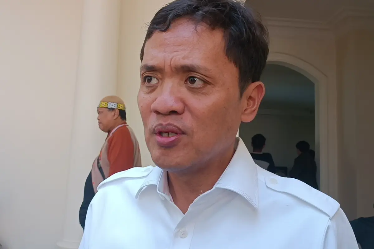 Wakil Ketua Komisi III Habiburokhman di rumah duka Wakil Ketua Komisi I DPR RI Bambang Kristiono, Kamis (20/7/2023). Bambang Kristiono meninggal dunia di Makassar saat melakukan kunjungan kerja. (Nur Habibie/Merdeka.com)