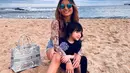 Acha juga sering unggah momen bersama putrinya, Bridgia Kalina Kharisma. Kekompakan ibu dan anak saat main di pantai ini bikin gemas warganet. (Liputan6.com/IG/@septriasaacha)