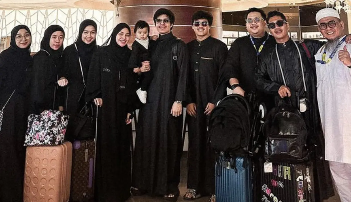 Bersama rombongan, keluarga kecil ini pin kompak mengenakan pakaian serba hitam. (@aurelie.hermansyah)