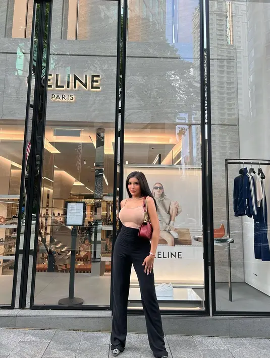 Millen Cyrus berpose di depan showroom sebuah produk fesyen saat berada di Malaysia. (Foto: Instagram/@millencyrus)